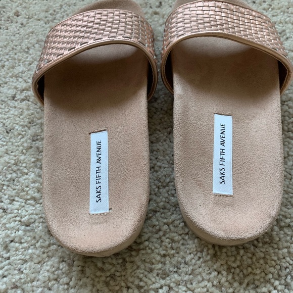 NWOT Women’s Saks Fifth Ave rose gold slides size 6.5 - Picture 5 of 6